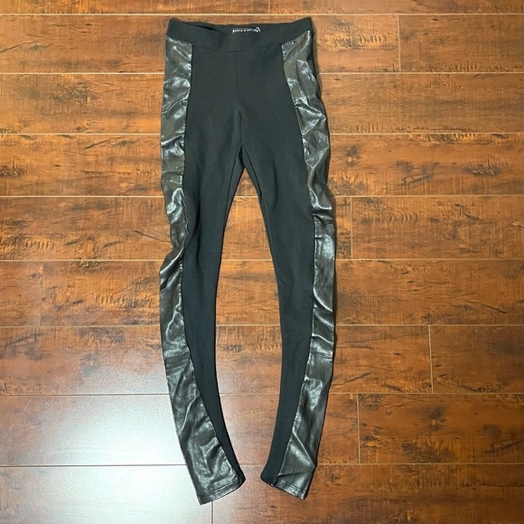 ALICE + OLIVIA Designer Leggings Black Faux Leather Side Panel Size XS NWT - Picture 2 of 11